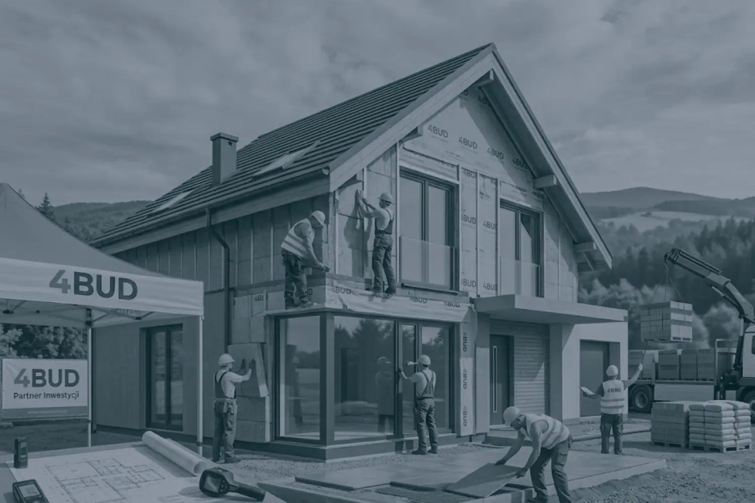 Budowa nowoczesnego domu energooszczędnego z materiałów dostarczonych przez hurtownię 4BUD w Zielonej Górze, rozładunek HDS i montaż izolacji.